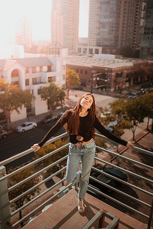 251214_tania_SD_Downtown_Photoshoot_090