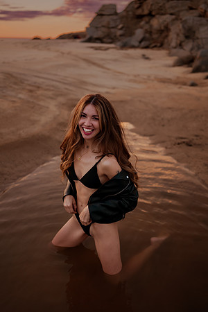 231213_Mell_Robledo_Winter_Beach_Photoshoot_206