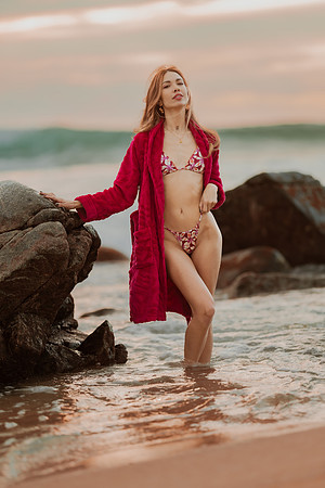 231213_Mell_Robledo_Winter_Beach_Photoshoot_093