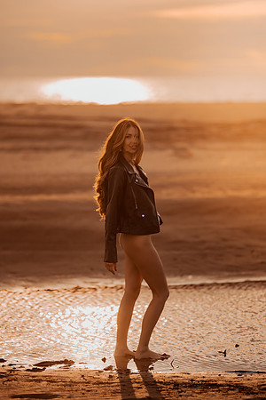 231213_Mell_Robledo_Winter_Beach_Photoshoot_118