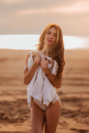 231213_Mell_Robledo_Winter_Beach_Photoshoot_056