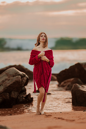 231213_Mell_Robledo_Winter_Beach_Photoshoot_084