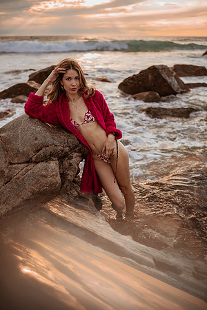 231213_Mell_Robledo_Winter_Beach_Photoshoot_097