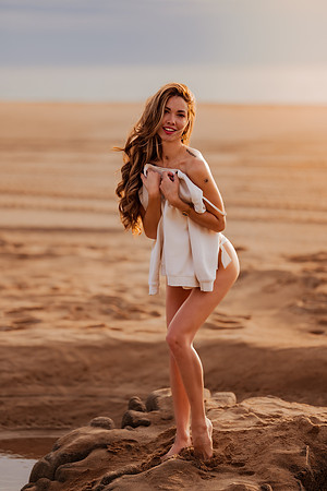231213_Mell_Robledo_Winter_Beach_Photoshoot_060