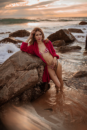 231213_Mell_Robledo_Winter_Beach_Photoshoot_096