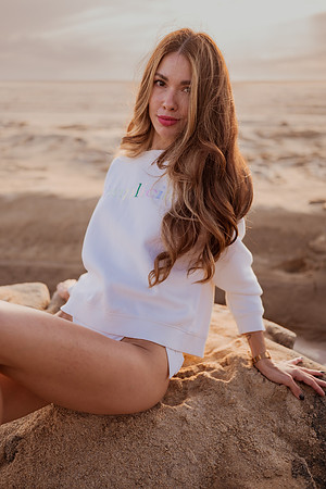 231213_Mell_Robledo_Winter_Beach_Photoshoot_043
