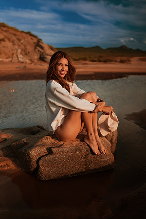 231213_Mell_Robledo_Winter_Beach_Photoshoot_036