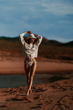 231213_Mell_Robledo_Winter_Beach_Photoshoot_010