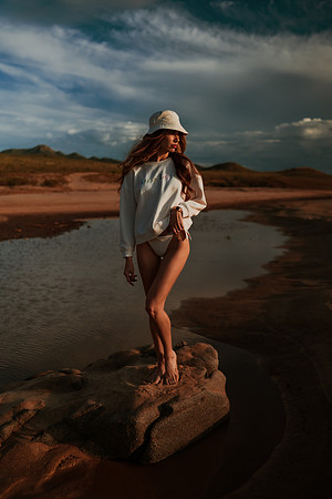 231213_Mell_Robledo_Winter_Beach_Photoshoot_027