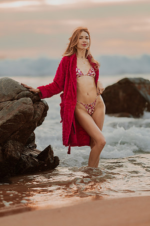 231213_Mell_Robledo_Winter_Beach_Photoshoot_094