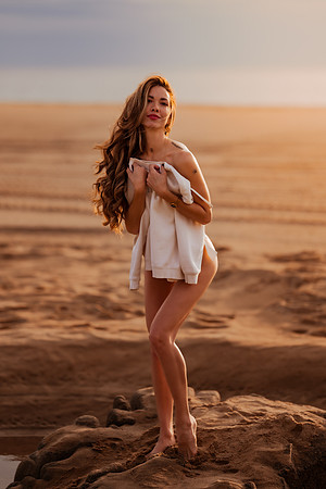 231213_Mell_Robledo_Winter_Beach_Photoshoot_059