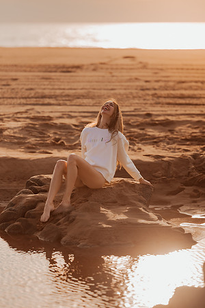 231213_Mell_Robledo_Winter_Beach_Photoshoot_053