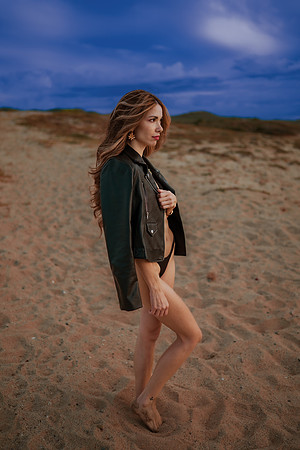 231213_Mell_Robledo_Winter_Beach_Photoshoot_145