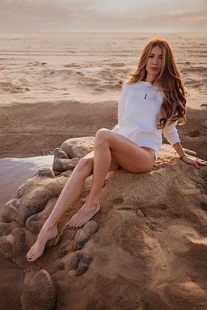 231213_Mell_Robledo_Winter_Beach_Photoshoot_042