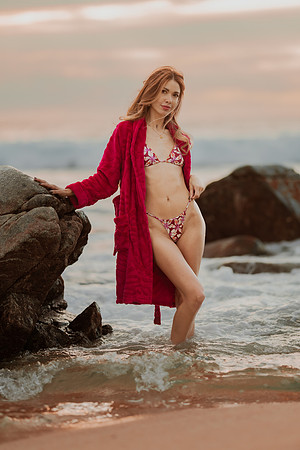 231213_Mell_Robledo_Winter_Beach_Photoshoot_095