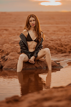231213_Mell_Robledo_Winter_Beach_Photoshoot_170