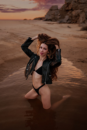 231213_Mell_Robledo_Winter_Beach_Photoshoot_207