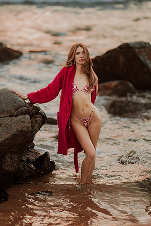 231213_Mell_Robledo_Winter_Beach_Photoshoot_089