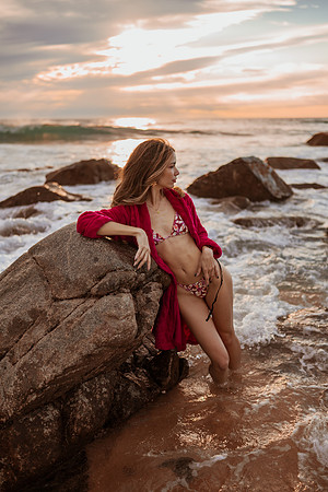 231213_Mell_Robledo_Winter_Beach_Photoshoot_104