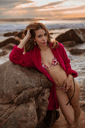 231213_Mell_Robledo_Winter_Beach_Photoshoot_098